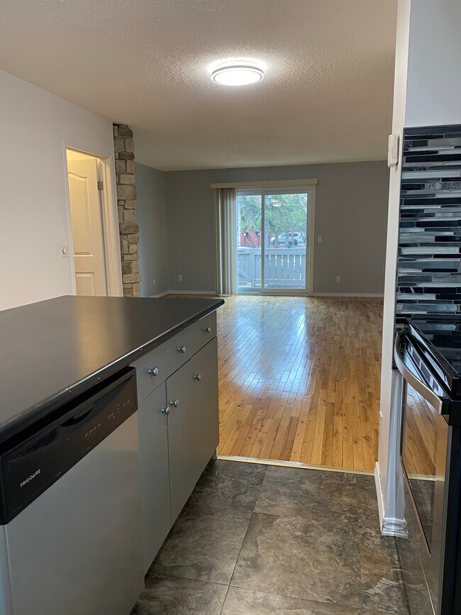 Photo du bâtiment - Spacious 3-Bedroom Townhouse in Coach Hill | $2,300 | Available Sept. 1