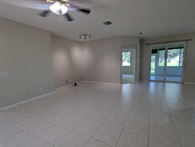 Foto del edificio - 589 Waverly Cir