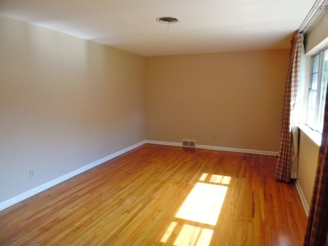 Building Photo - Live in Benbrook!