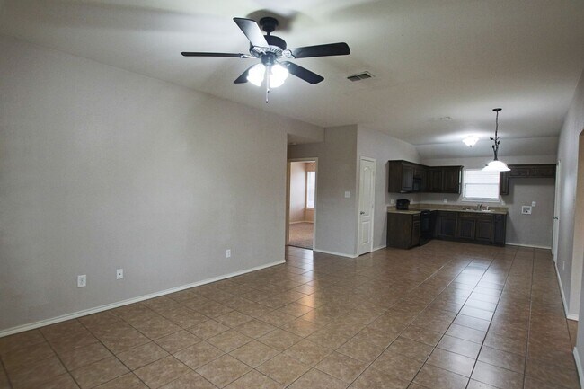 Foto del edificio - COMING SOON! 3 Bedroom Duplex for Rent in ...