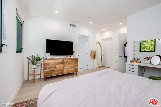Building Photo - 3 br, 3.5 bath House - 4721 Wilshire Blvd