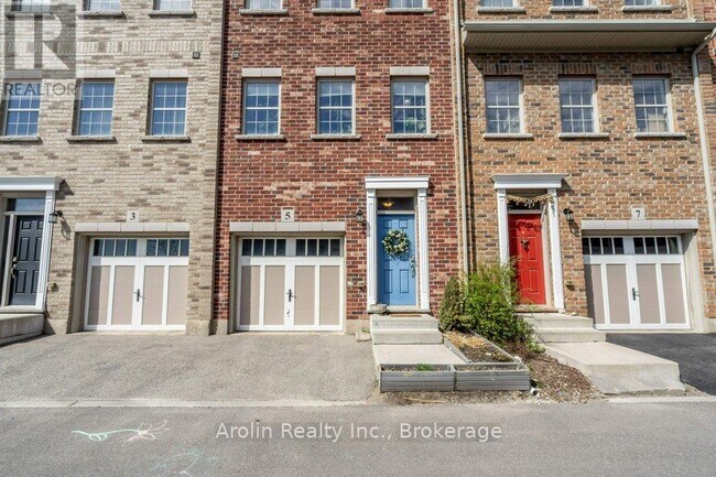 Building Photo - 5 Oxfordshire Ln