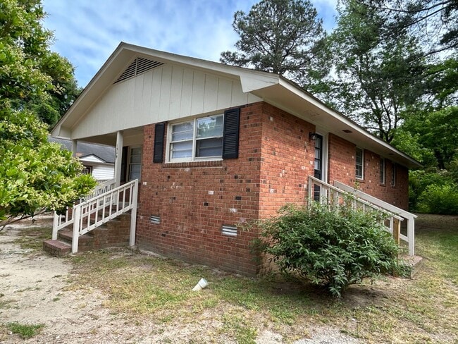 Building Photo - 3 bedroom, one bath house for rent