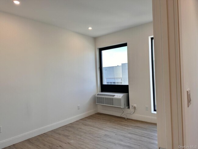 Foto del edificio - 362 W Merrick Rd