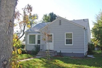 Building Photo - 1002 Yale Ave