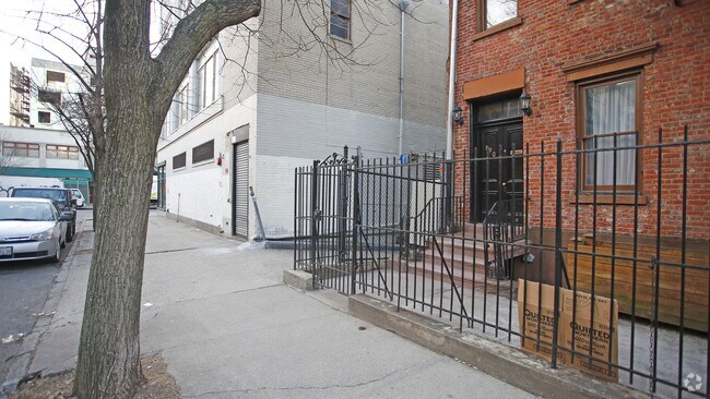 Building Photo - 190 Pacific St