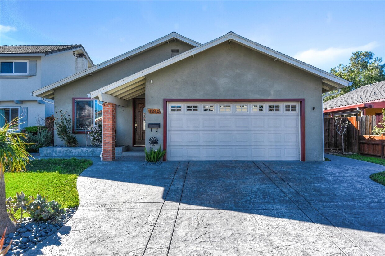Primary Photo - 1245 Moonbeam Way