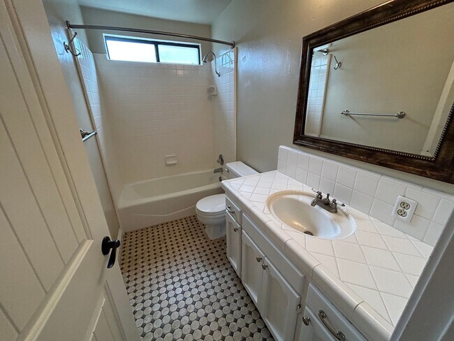 Foto del edificio - 3 bedroom 2 bathroom in central Visalia!