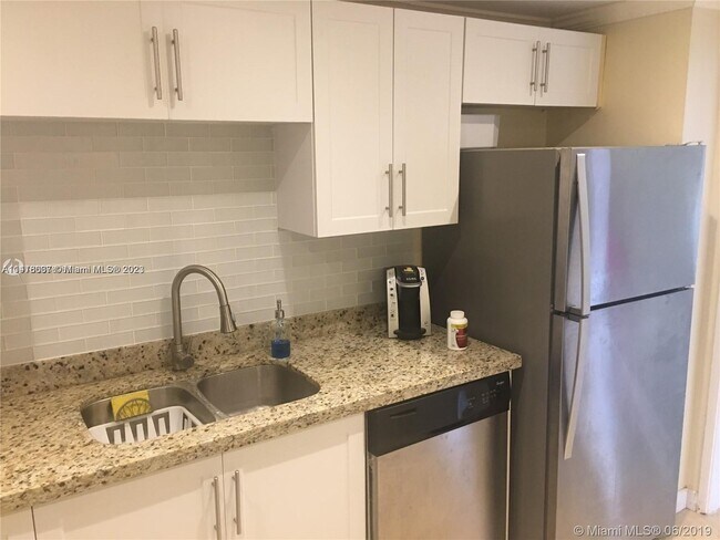 Building Photo - 400 Kings Point Dr