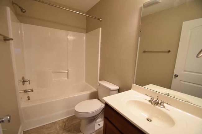 Building Photo - 2552 B Saddleback Dr