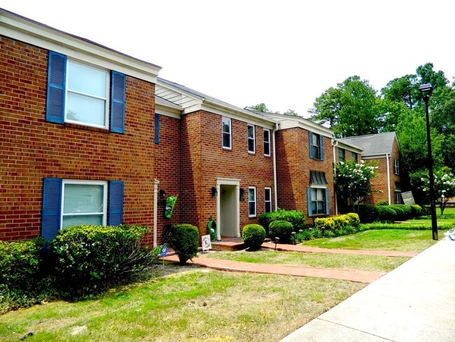 Building Photo - 407 Folkstone Cir