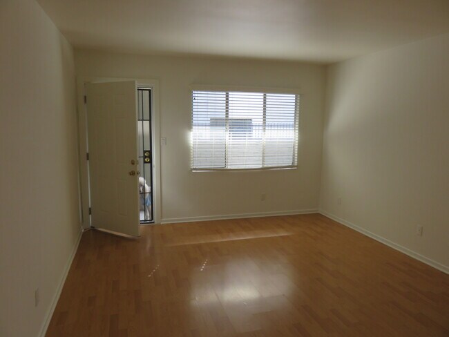 Foto del edificio - 4254 Laurel Canyon Blvd