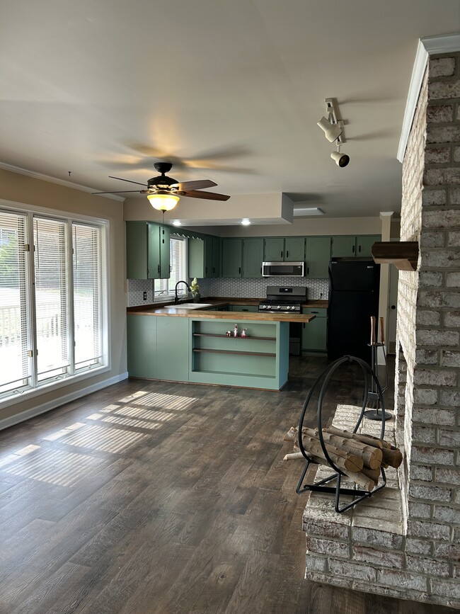Easycare flooring, open layout of common areas - 303 Seminole Ct