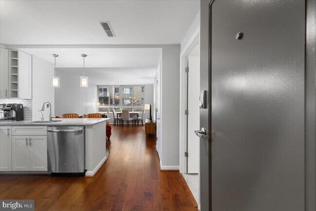 Foto del edificio - 350 G St SW