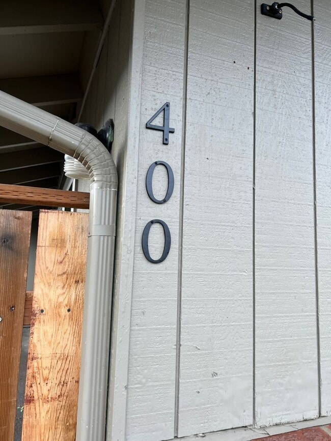 Building Photo - Sh400-402