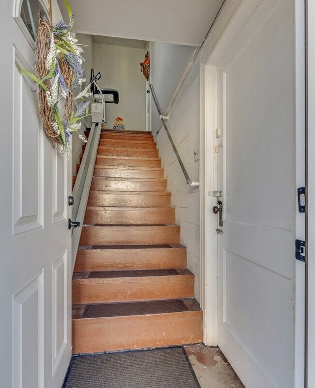 Building Photo - "Updated Apartment 2bd/1ba Attached Garage...