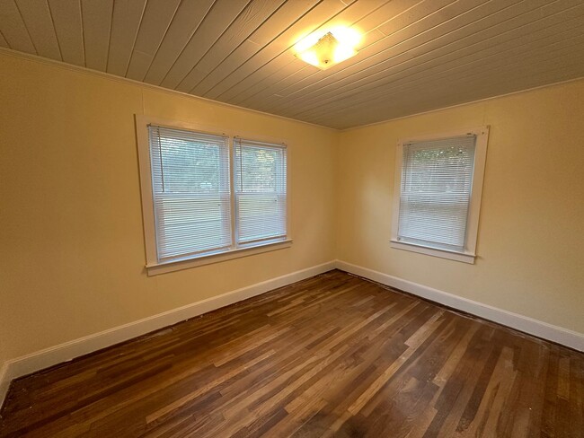 Building Photo - Your Slice of Serenity : Country Charm Awaits!