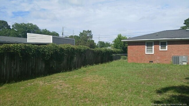 Foto del edificio - 1115 Poplar Dr