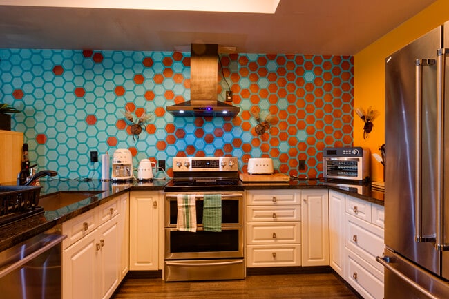 Photo du bâtiment - 10728 Whyte Av NW