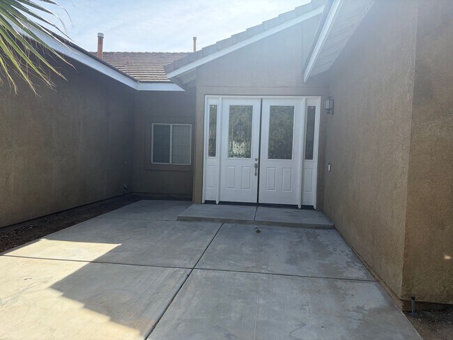 Building Photo - Large Single Story Cul de Sac Home AVAILABLE!