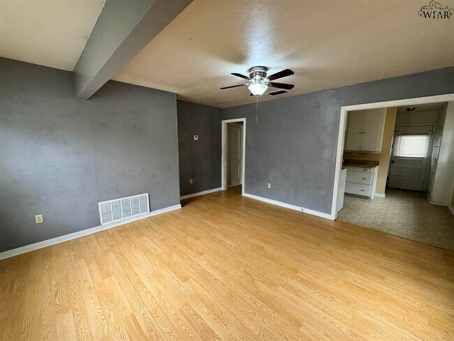 Foto del edificio - 2841 Featherston Ave