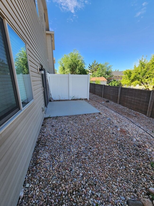 Building Photo - Charming Townhome