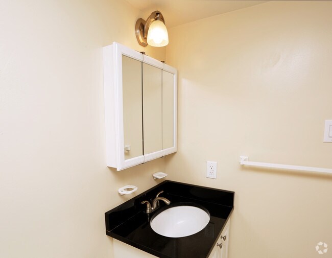 The Mondrian Apartments Washington Dc 690 Sf One Bedroom Bathroom The Mondrian