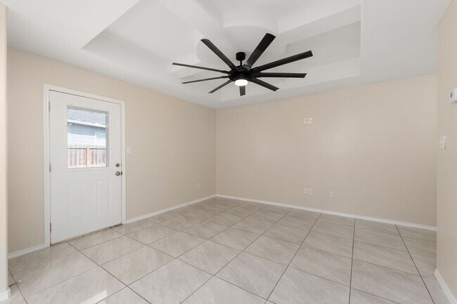 Foto del edificio - Updated 3 Bed/2 Bath/2 Car Located in Lazy...