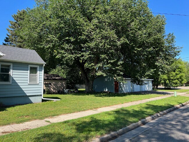 garaje de 3 puestos - 602 12th St N