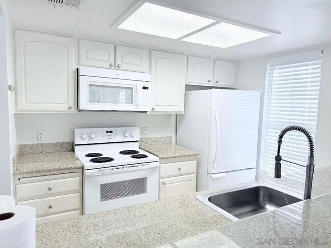 Building Photo - 15040 Avenida Venusto
