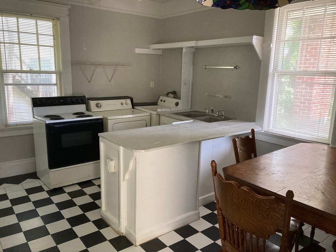 Primary Photo - 1Bedroom/ 1 Bath Apartment on Fourth St.