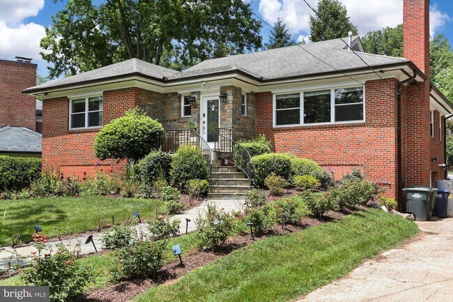 Foto del edificio - 1633 Kalmia Rd NW