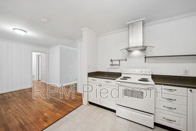 Building Photo - 2833 Rockcliff Rd SE