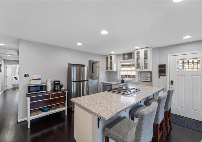 La cocina tiene electrodomésticos de acero inoxidable que incluyen estufa a gas, lavavajillas y refrigerador. - 706A W Glebe Rd