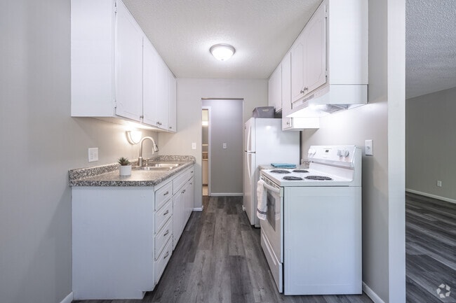 1BR, 1BA - 730SF - Kitchen - Brewster Place