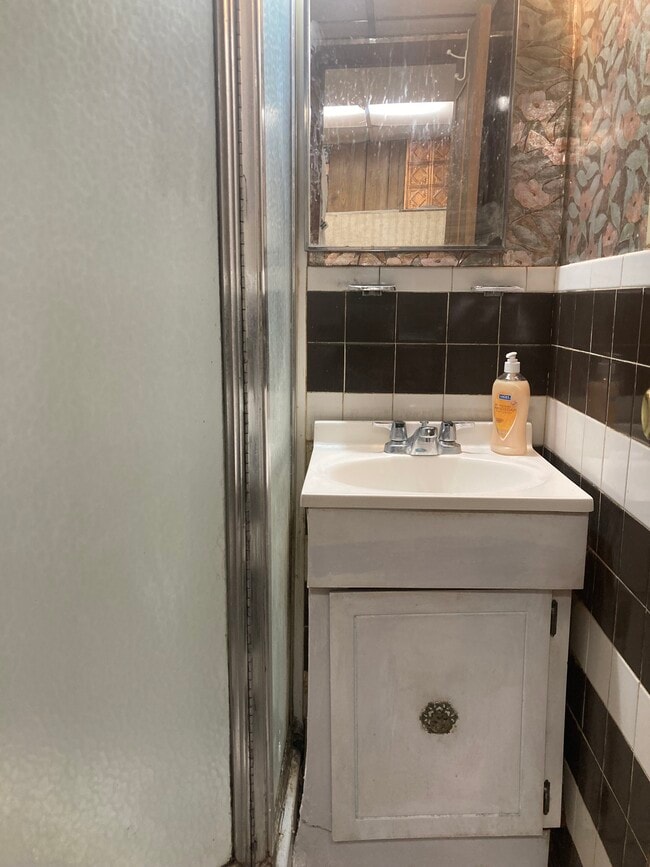 Nueva cabina de ducha, nuevo tocador, baño no compartido. - 764 Lenore Ln