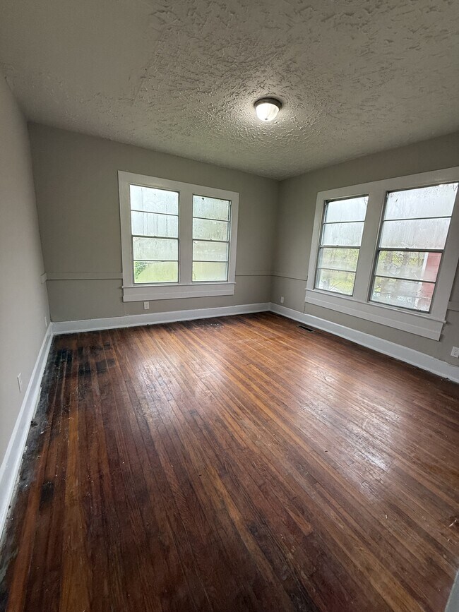 Building Photo - 3116 Steiner Ave SW