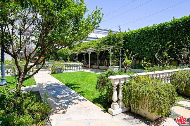 Building Photo - 1424 N Crescent Heights Blvd