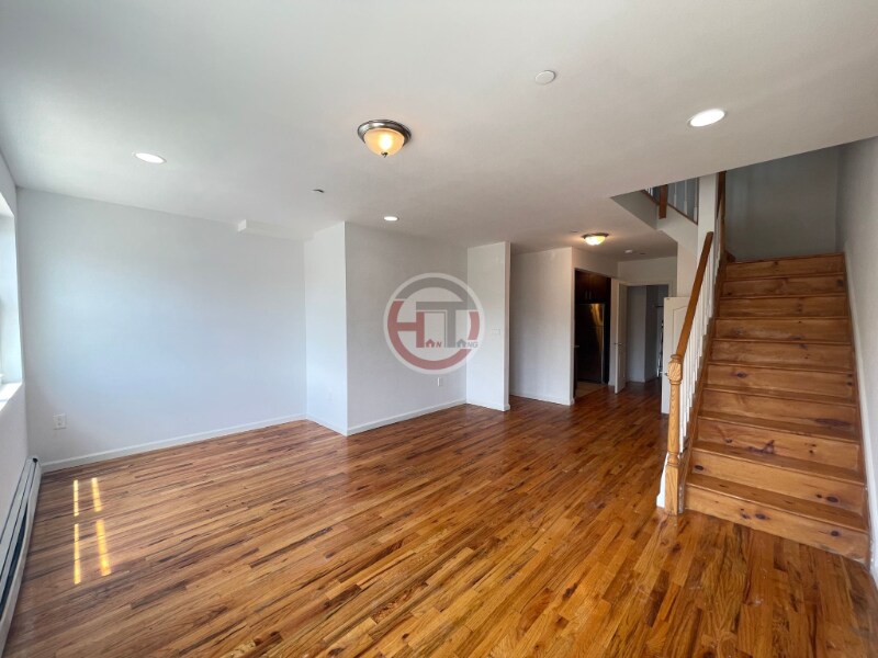 Primary Photo - 1111 Adee Ave