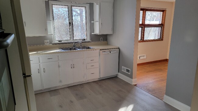 Foto del edificio - 404 Crestwood Ct