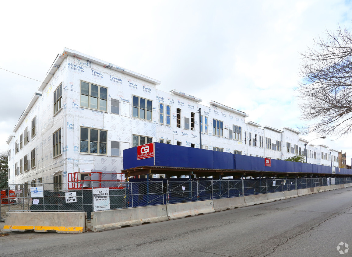 Building Photo - 5525 W Diversey Ave