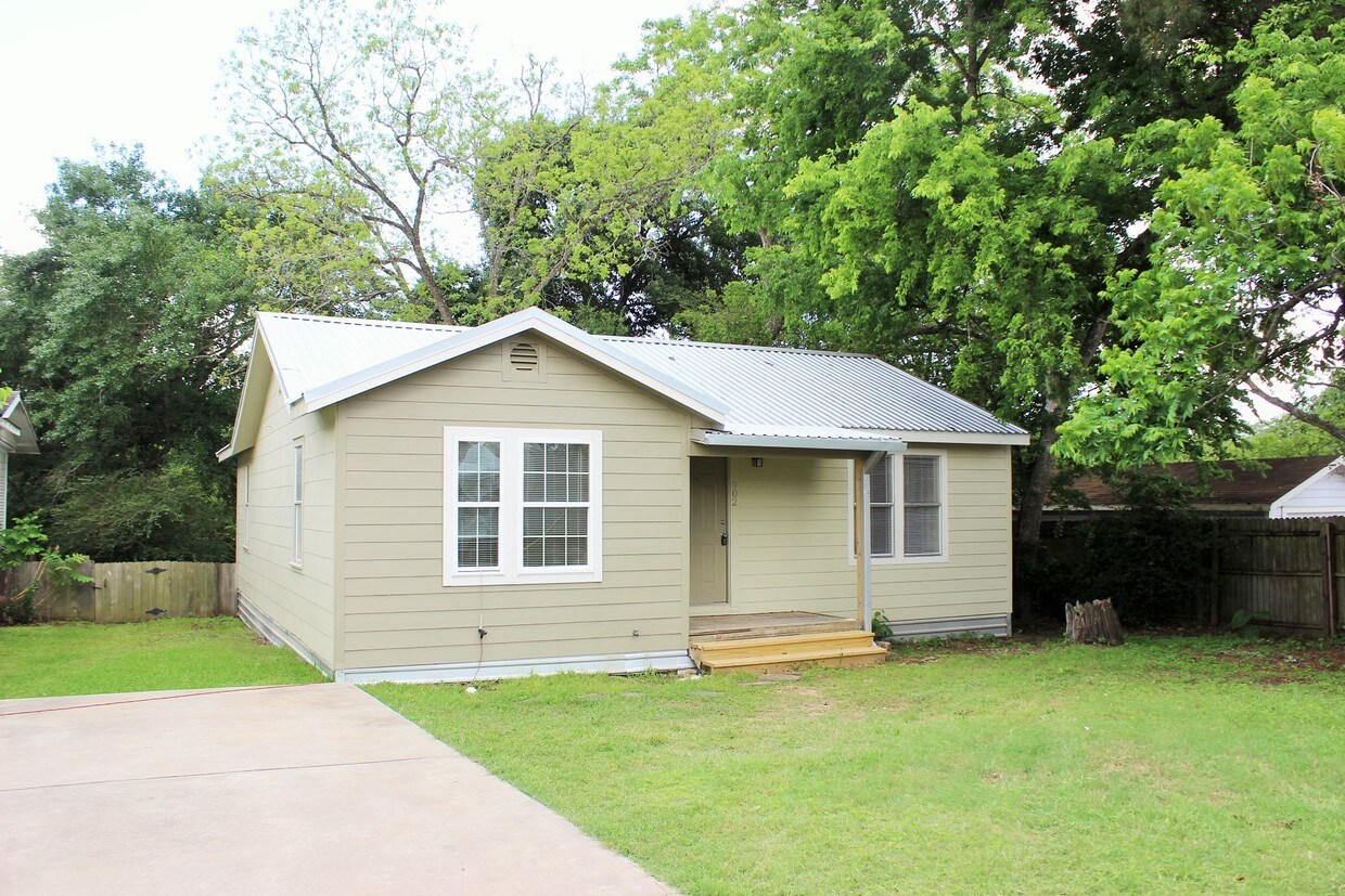 902 Thiel St, Brenham, TX 77833 House Rental in Brenham, TX