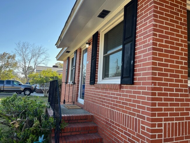 Building Photo - 1236 Fort Dr
