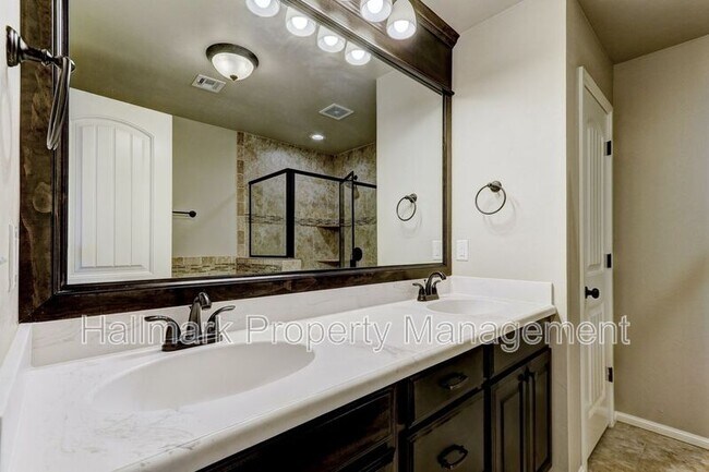 Building Photo - 8705 SW 37th St