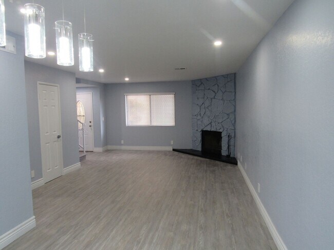 Building Photo - (APPLICATION PENDING) West Lancaster Townh...