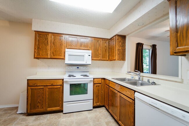 Foto del edificio - Move-in ready Townhome in a quiet neighbor...