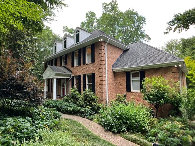 Building Photo - Executive Home in The Heart of Chapel Hill!