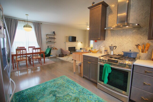 Building Photo - Charming 3 bedroom 2.5 bath home in incredible Durham location, with a massive fenced in yard!