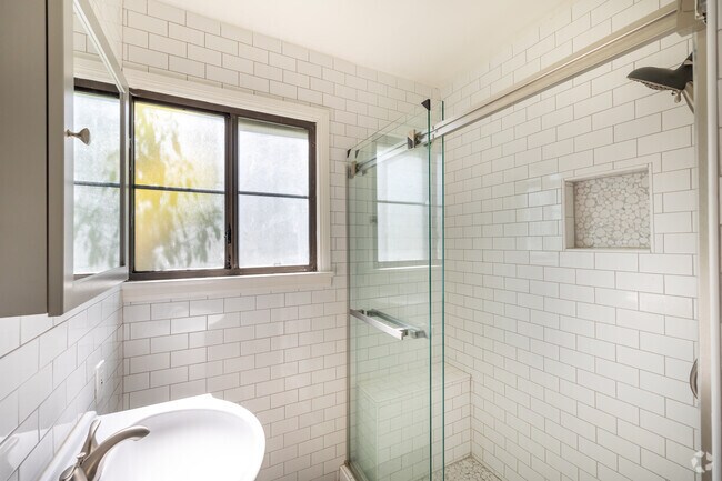 2BR, 1BA - 900SF - Bathroom - 5302 Colfax Ave