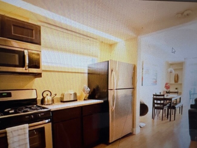 Photo - 830 W Altgeld St Apartment